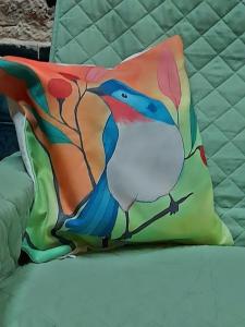 蒙得维的亚El Patio de la Morocha的床上的枕头上装有孔雀