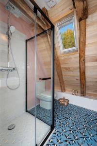 圣锡尔克－拉波皮La maison de Ganil的浴室配有淋浴和卫生间。