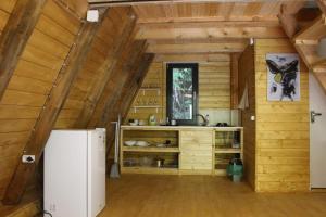 安布罗劳里Riverside Racha/რივერსაიდ რაჭა的小木屋内的厨房,配有冰箱