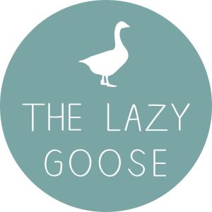 斯通豪斯The Lazy Goose - Coffee House & Bedrooms的灰斗标志