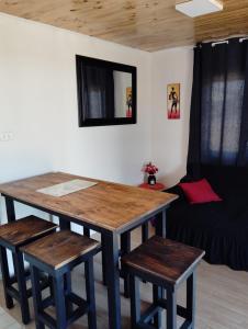科金博Cabañas Guayacanes的一张桌子和凳子,位于一个配有沙发的房间