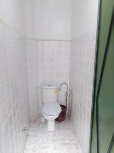 马拉喀什HOTEL EL AMAL的瓷砖客房内的卫生间