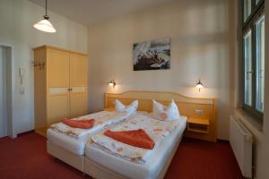 黑灵斯多夫Villa Stock Appartement mit großer Veranda的一间卧室配有两张带橙色枕头的床