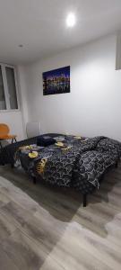 新城圣乔治Chambre#2 zen / logement partagé的一间卧室配有一张带黑色毯子的床
