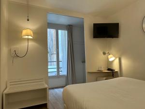 巴黎里特雷吉纳酒店的酒店客房设有床和窗户。