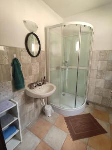 克拉斯纳利帕Alfapartmány的带淋浴和盥洗盆的浴室
