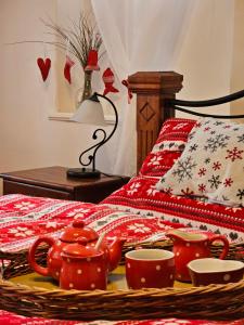 克拉斯纳利帕Alfapartmány的一张带红茶壶和杯子的床