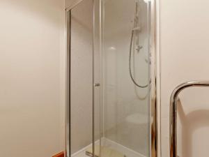 拉根3 Bed in The Cairngorms IN515的浴室里设有玻璃门淋浴