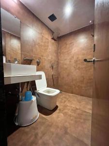 孟买Hotel the pacific Chakala的浴室配有白色卫生间和盥洗盆。