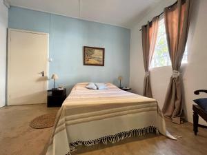 罗驰诺尔La Case Creole的一间卧室设有一张床和一个窗口