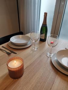 圣旺*Appartement Moderne/2 minutes du métro*的一张带蜡烛和一瓶葡萄酒的桌子