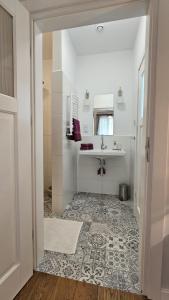 UdryczeNOWY DOM UDRYCZE的白色的浴室设有水槽和镜子