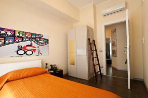 巴塞罗纳-波佐戈托桑昆森托住宿加早餐旅馆的一间卧室配有橙色的床和梯子