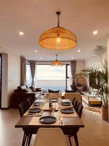 鲸湾港Beachfront Townhouse - MowenOne的一间带长桌和椅子的用餐室