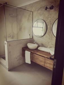 鲸湾港Beachfront Townhouse - MowenOne的浴室设有2个水槽和镜子