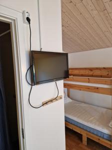 延雪平Lovsjöbadens Camping的挂在墙上的平面电视