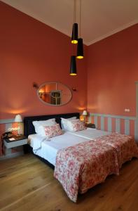 波尔图波尔图大酒店的一间卧室设有一张带红色墙壁的大床