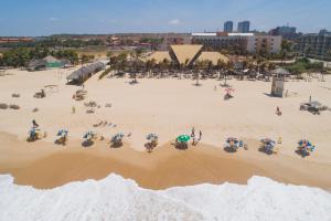 福塔莱萨加莱芙塔勒匝别墅酒店的海滩空中景色,配有人员和遮阳伞