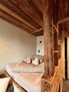 夏蒙尼-勃朗峰Le Nid de l'Aiguille - Au pied de l'Aiguille du midi的木梁客房的一张床位