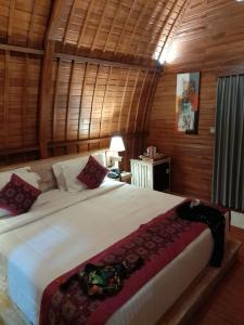 乌干沙The Jiwana Bali Resort的一间卧室,卧室内配有一张大床