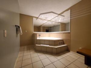 邓肯邓肯速8酒店的一间带水槽和大镜子的浴室