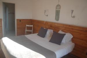 阿尔热祖尔CASA DA HORTA的一间卧室配有一张大床和木制床头板