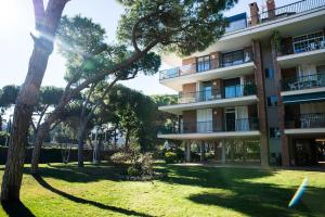 加瓦Wonderful apartment in Gavà. Barcelona的公寓大楼前面有树木