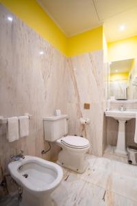 波尔图波尔图大酒店的浴室配有白色卫生间和盥洗盆。
