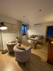 土伦Haut de villa Toulon Mourillon的客厅配有两张沙发和一张桌子