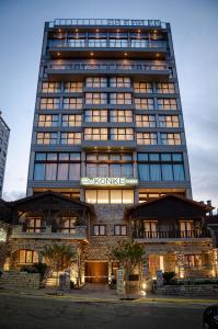 马德普拉塔HOTEL KONKE MAR DEL PLATA的一座高大的建筑,上面有标志