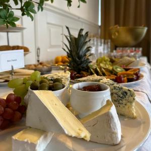 雪平雪平吉莱特艾酒店的桌上的盘子,包括奶酪和葡萄