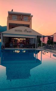 奈德里Oscar Hotel Lefkada的大楼前设有游泳池的酒店