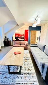 南特Les toits de Talensac - 4pers - Hypercentre的带沙发和咖啡桌的客厅