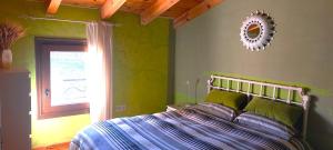 Mont-ralRefugio La Cabrera的卧室配有一张床,墙上设有镜子
