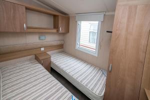 新古提Camping Marina Nowe Guty的小房间设有两张床和窗户