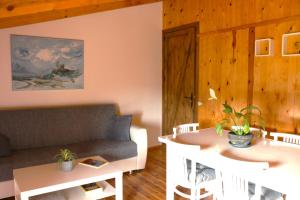 Mont-ralRefugio La Cabrera的客厅配有沙发和桌子