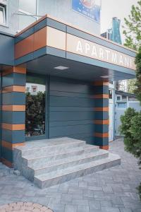 弗尔尼亚奇卡矿泉镇Dukat Apartmani-Studio的前面的商店有楼梯