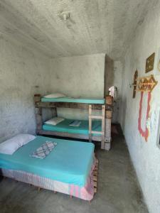 卡诺格布拉达Hostel Flor da Vida的一间小房间,内设两张双层床