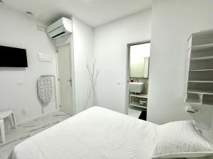 阿尔卡拉Alcalá Retreat: Ocean View & Modern Comfort的白色卧室设有床铺和水槽