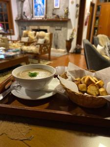 坎波斯杜若尔当Ville de France的盘子里的一碗汤和一篮面包