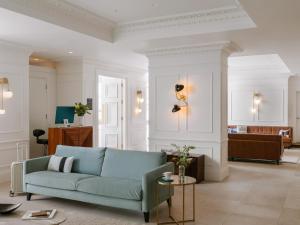 伦敦Sonder The Henry的客厅配有沙发和桌子