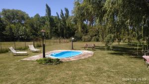 阿雷科河畔卡门Casa De Campo El Corral的庭院中间的小游泳池