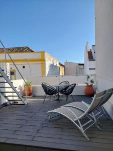 奥良Casa La Jolia OLHAO的阳台配有2把椅子和1张桌子