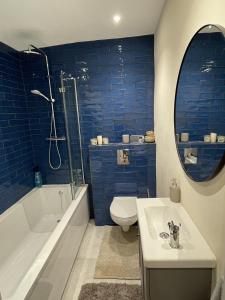 格拉斯顿伯里Globe Apartments的浴室配有卫生间、浴缸和水槽。