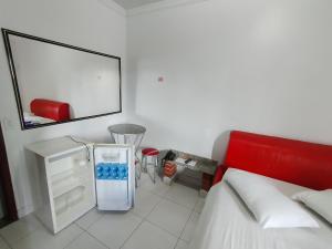 戈亚尼亚Hotel Oliveira的客房设有床和冰箱。