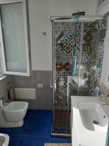 普罗奇达Procida Garden Home的带淋浴、卫生间和盥洗盆的浴室