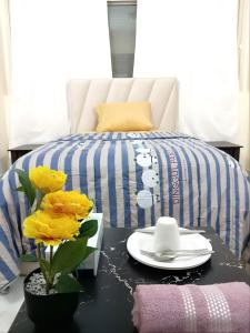 阿布扎比MBZ - Pleasant Stay的一间卧室配有一张床和一张带盘子的桌子