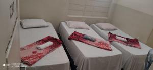 贝洛奥里藏特Hotel MQ的小房间提供两张床铺