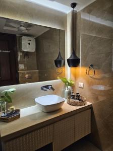 新德里Kali Bari View by Maple Key Stays - 3BHK & Terrace的一间带水槽和大镜子的浴室