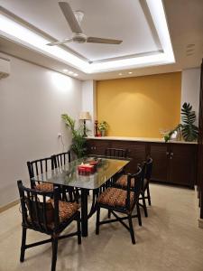 新德里Kali Bari View by Maple Key Stays - 3BHK & Terrace的一间带桌椅和天花板的用餐室